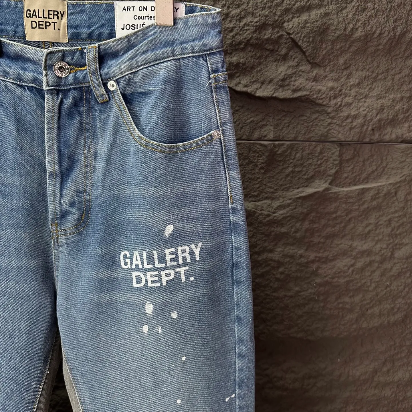 P250 GALLERY DEPT. 2025 new splash-ink hand-painted letter splicing couple style loose washed flared jeans 🔥High version🔥High version🔥 Top ceiling quality Styles with different washed textures are very friendly to people with thin legs and thick legs. The slightly flared version is very flattering. Moderate length that never goes out of style, easy to match with casually, basic styling for various styles, a must-have in the wardrobe! The fabric is stiff but also makes the upper body soft without losing texture. The washing process is even more perfect. It is a must-have item for everyone! ! ! Washed wheat, tag, pants label, three complete labels Color: washed black, washed blue Size: 28, 30, 32, 34 (four sizes)